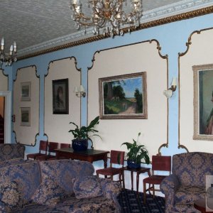 The Union Hotel and elegant lounge leading to the Trafalgar Room