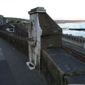 Hannah Bennetts memorial - side view