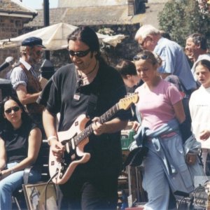 Guy Rosewall and his exceptional salmon pink riff machine on Mazey Day 2003