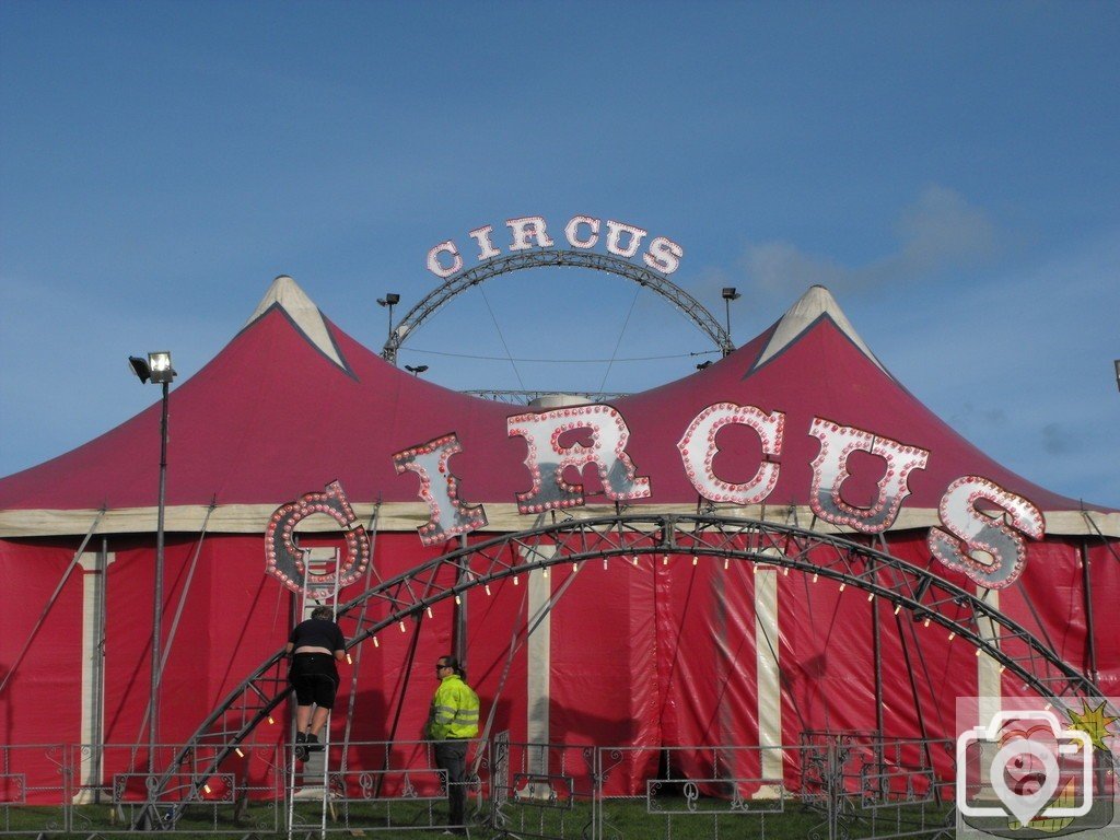 erecting_the_circus_on_the_rec