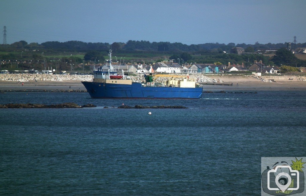 Gry Maritha slowly approaches the quay.