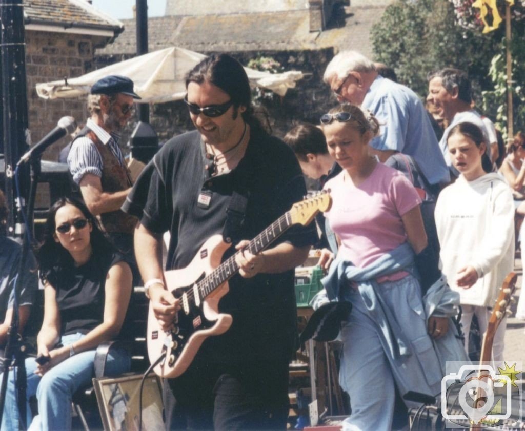 Guy Rosewall and his exceptional salmon pink riff machine on Mazey Day 2003