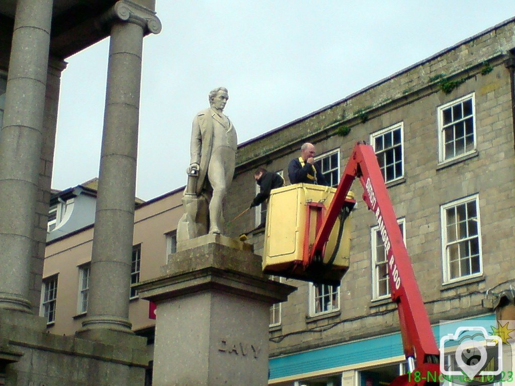 Humphry Davy has a shower
