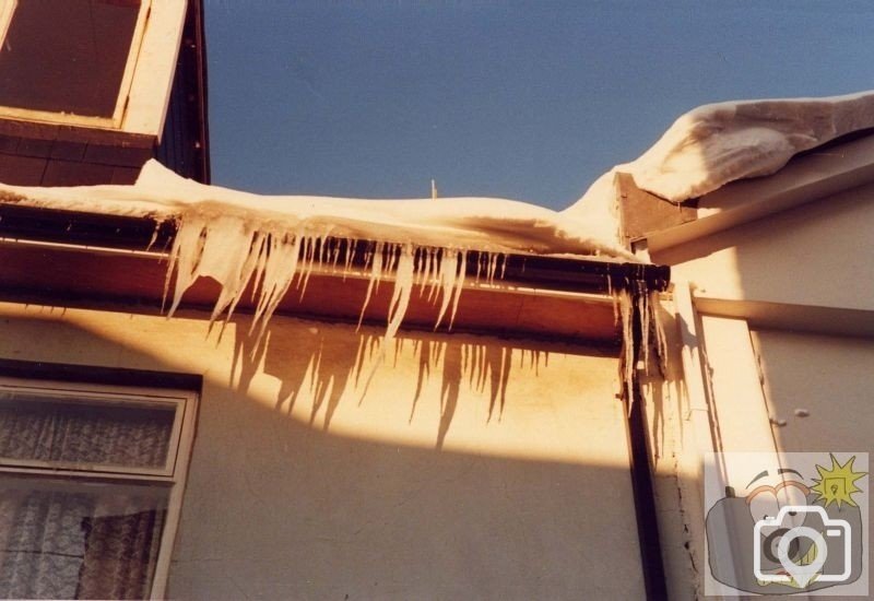 Icicles in Causewayhead above a shop