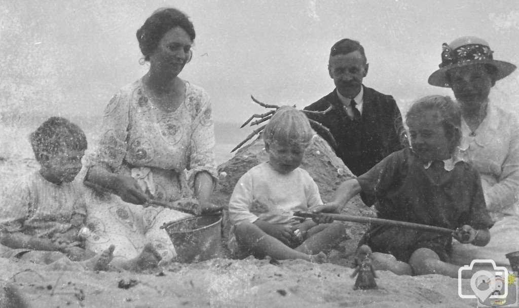 Ludlow Family outing at Sennen 1923