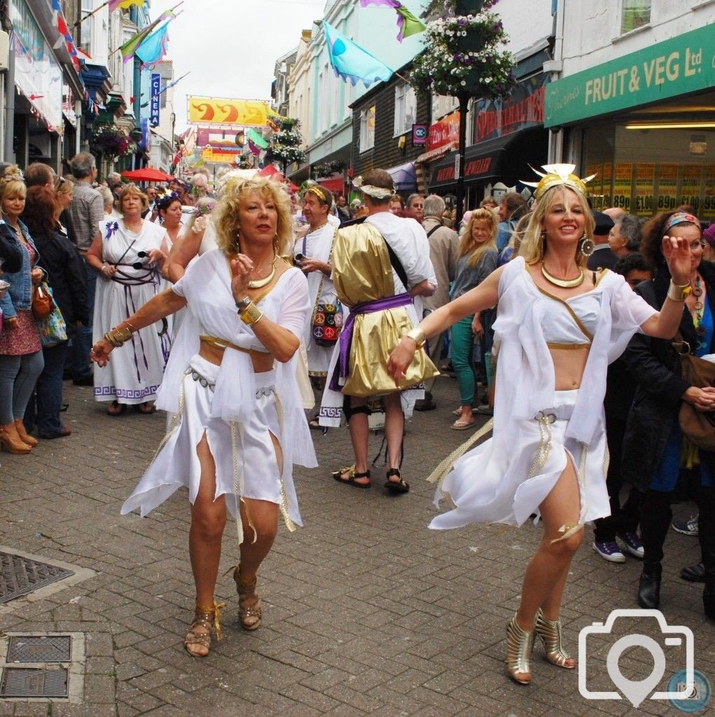 Mazey Day dancers