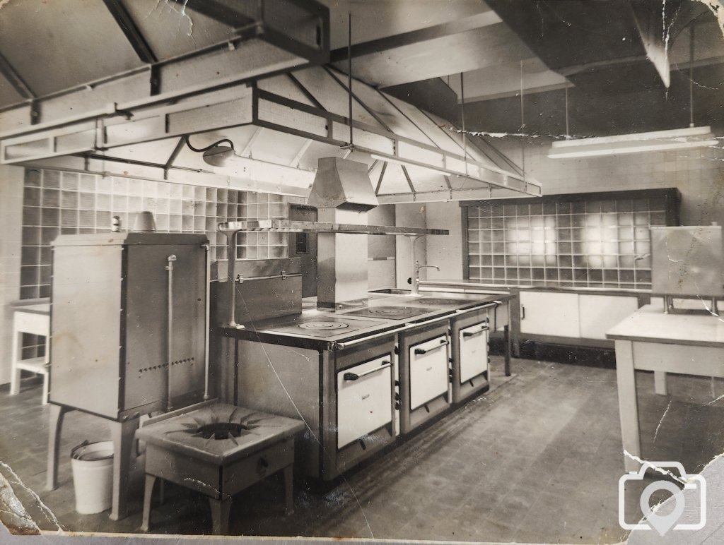 Queens_Hotel_Penzance_kitchen_1950s.jpg