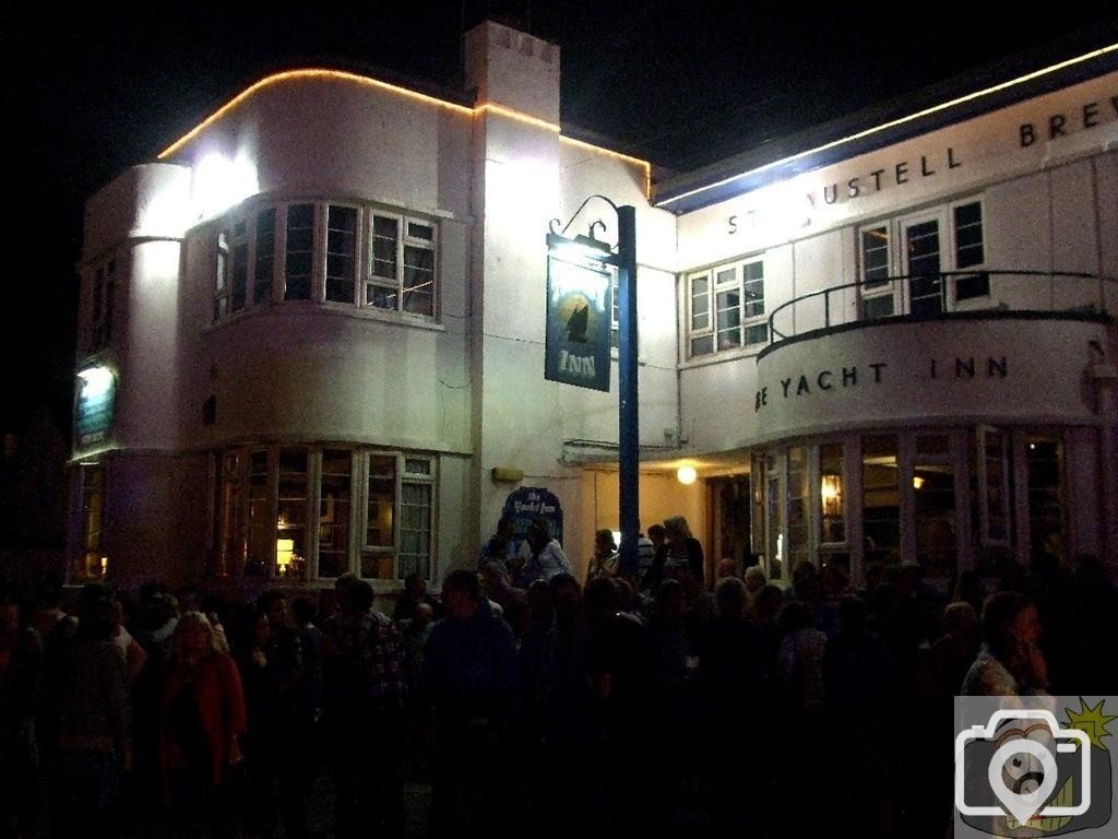 The Yacht Inn looks busy tonight! Mazey Eve