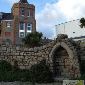 Ancient arch, St Anthony's Gardens (First View) - 10th Dec., 2007