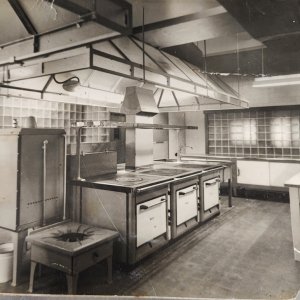 Queens_Hotel_Penzance_kitchen_1950s.jpg