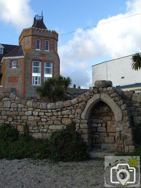 Ancient arch, St Anthony's Gardens (First View) - 10th Dec., 2007